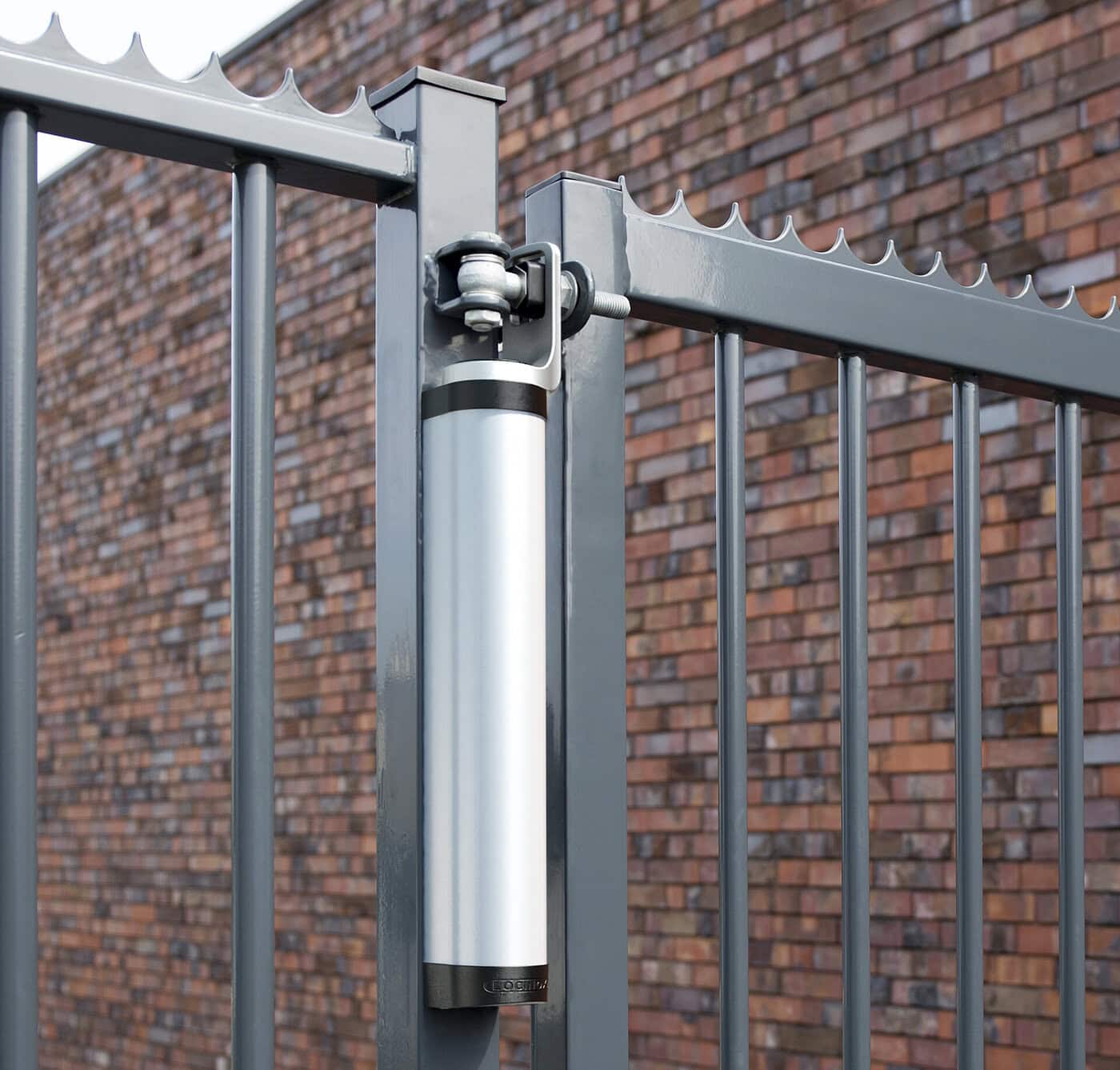 Esthetische 180° poortsluitermet op scharnier type RHINO - ZWART (RAL 9005) - Afbeelding 2